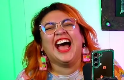 Él no cuelga un cuadro... él saca acá... su electrocardiograma 🩺, ah no, cartograma 🗺️